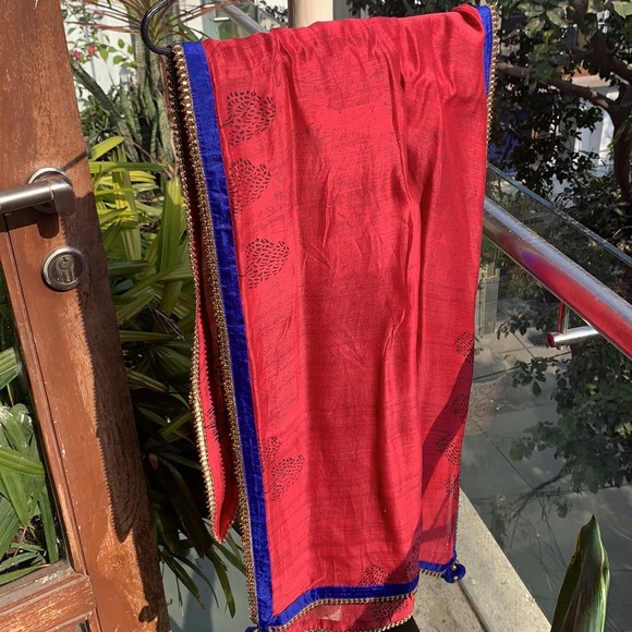 ORGANZA BENGALI RED DUPATTA with print motif and gota border and bells. - Picture 3 of 6